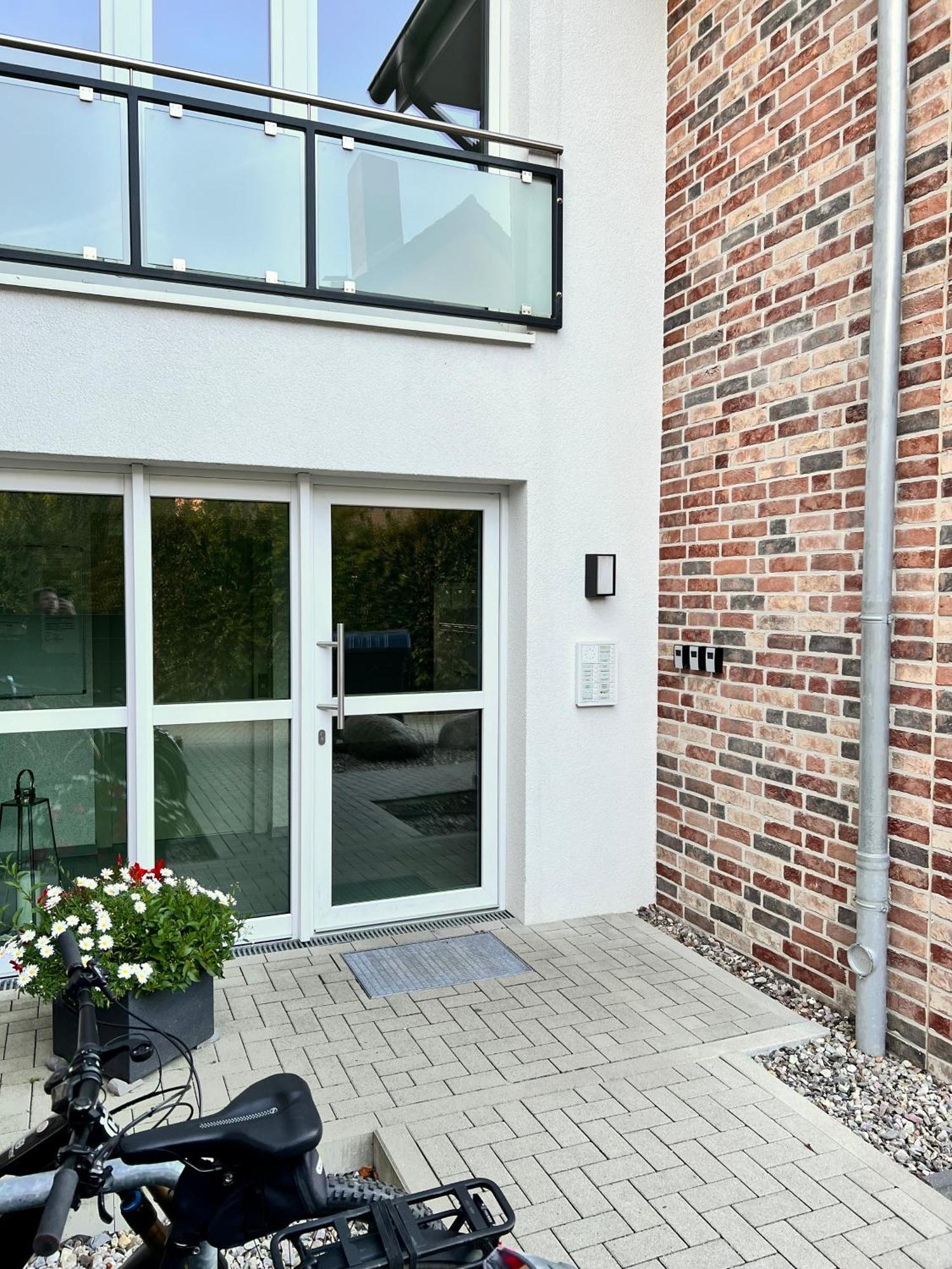 Kleine Auszeit -- Inklusive Parkplatz & Wifi, Geschirrspueler, Waschmaschine & Terrasse Mit Strandkorb -- Perfekt Fuer Urlaub & Business Шарбойтц Екстериор снимка