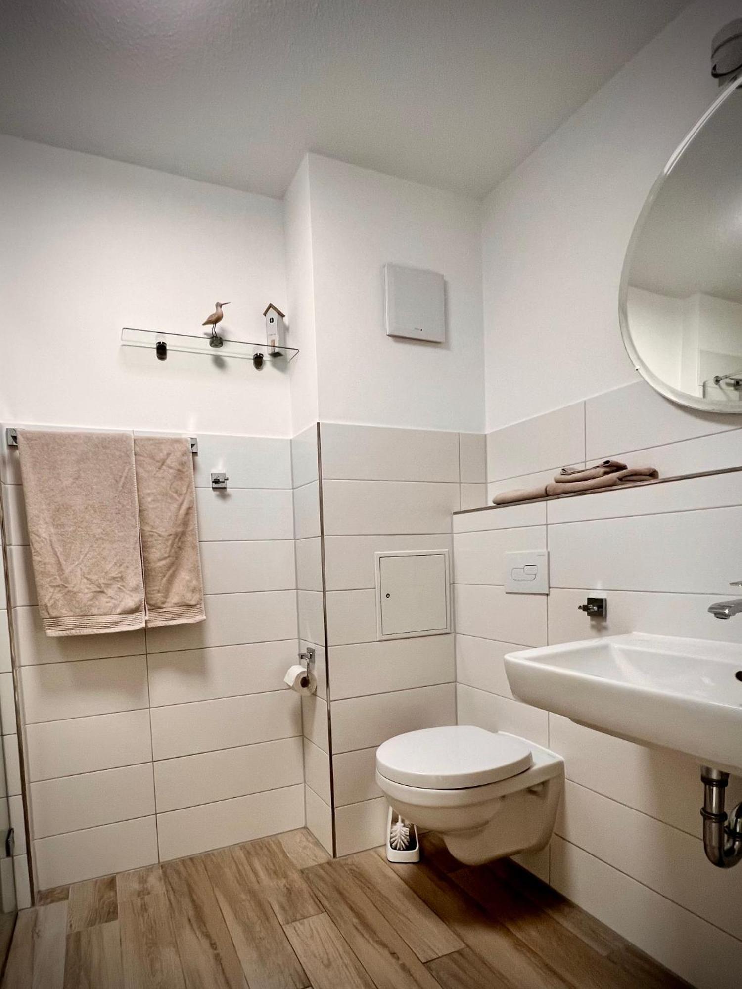 Kleine Auszeit -- Inklusive Parkplatz & Wifi, Geschirrspueler, Waschmaschine & Terrasse Mit Strandkorb -- Perfekt Fuer Urlaub & Business Шарбойтц Екстериор снимка
