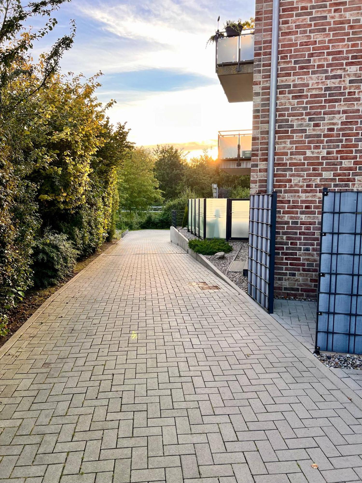 Kleine Auszeit -- Inklusive Parkplatz & Wifi, Geschirrspueler, Waschmaschine & Terrasse Mit Strandkorb -- Perfekt Fuer Urlaub & Business Шарбойтц Екстериор снимка